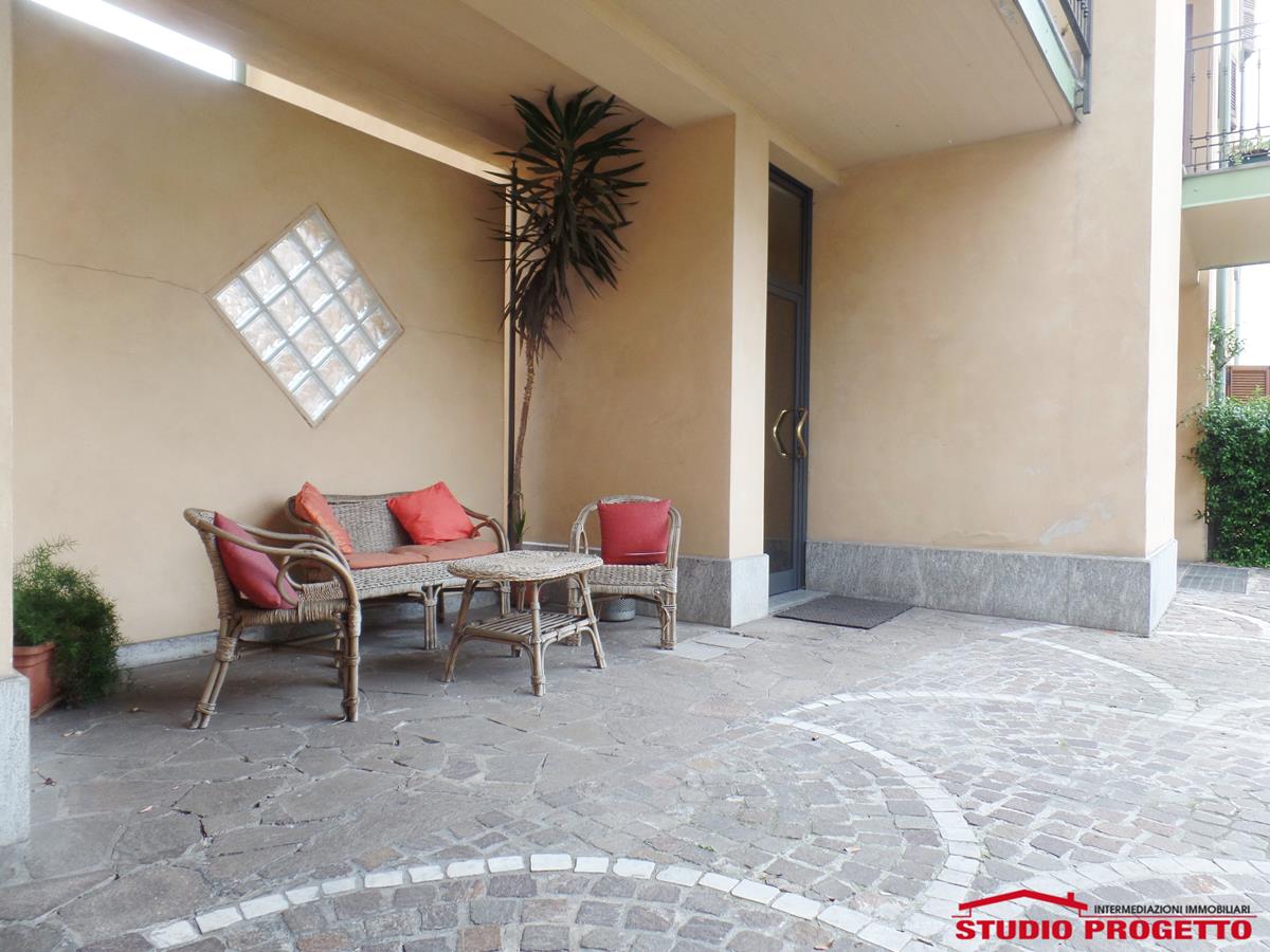 Bilocale arredato con due balconi, cantina e box in vendita a Cesano Maderno (MB) 13